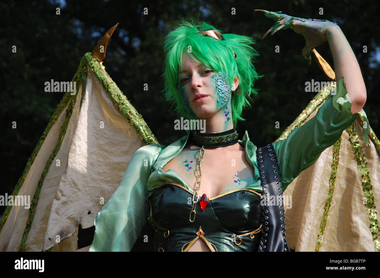 Mujer dragón posando en 2009 Feria de fantasía en Arcen Europa Foto de stock