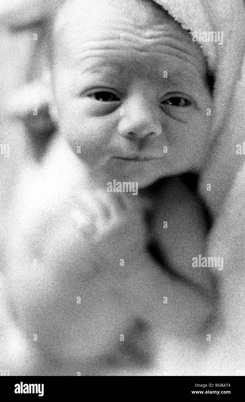 Bebé recién nacido envuelto en toalla celebrada por enfermera, cierre en  vertical Fotografía de stock - Alamy