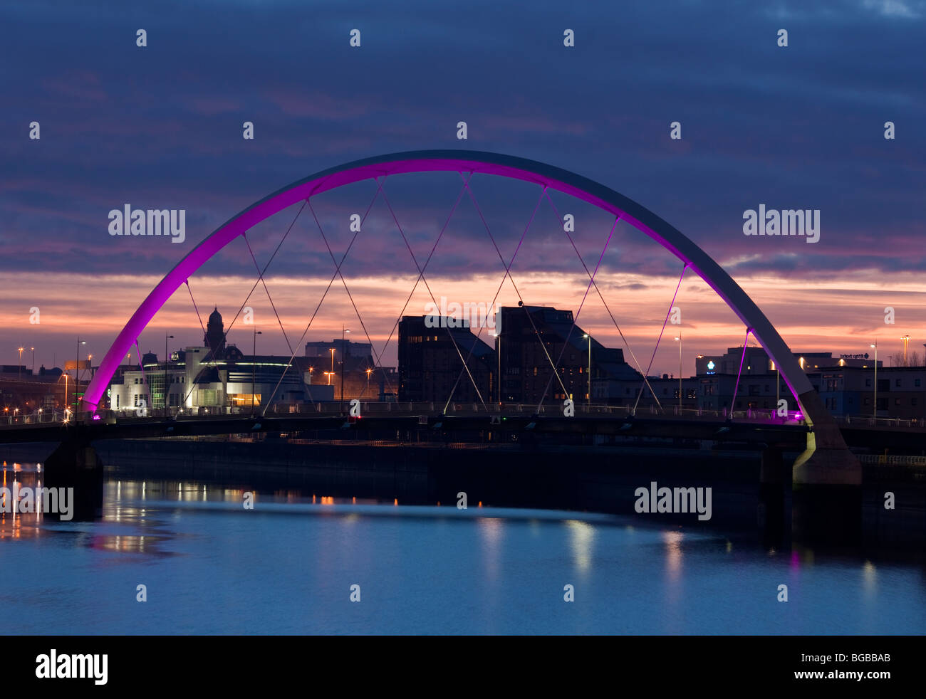 Amanecer en Glasgow a través del puente de curvas Foto de stock