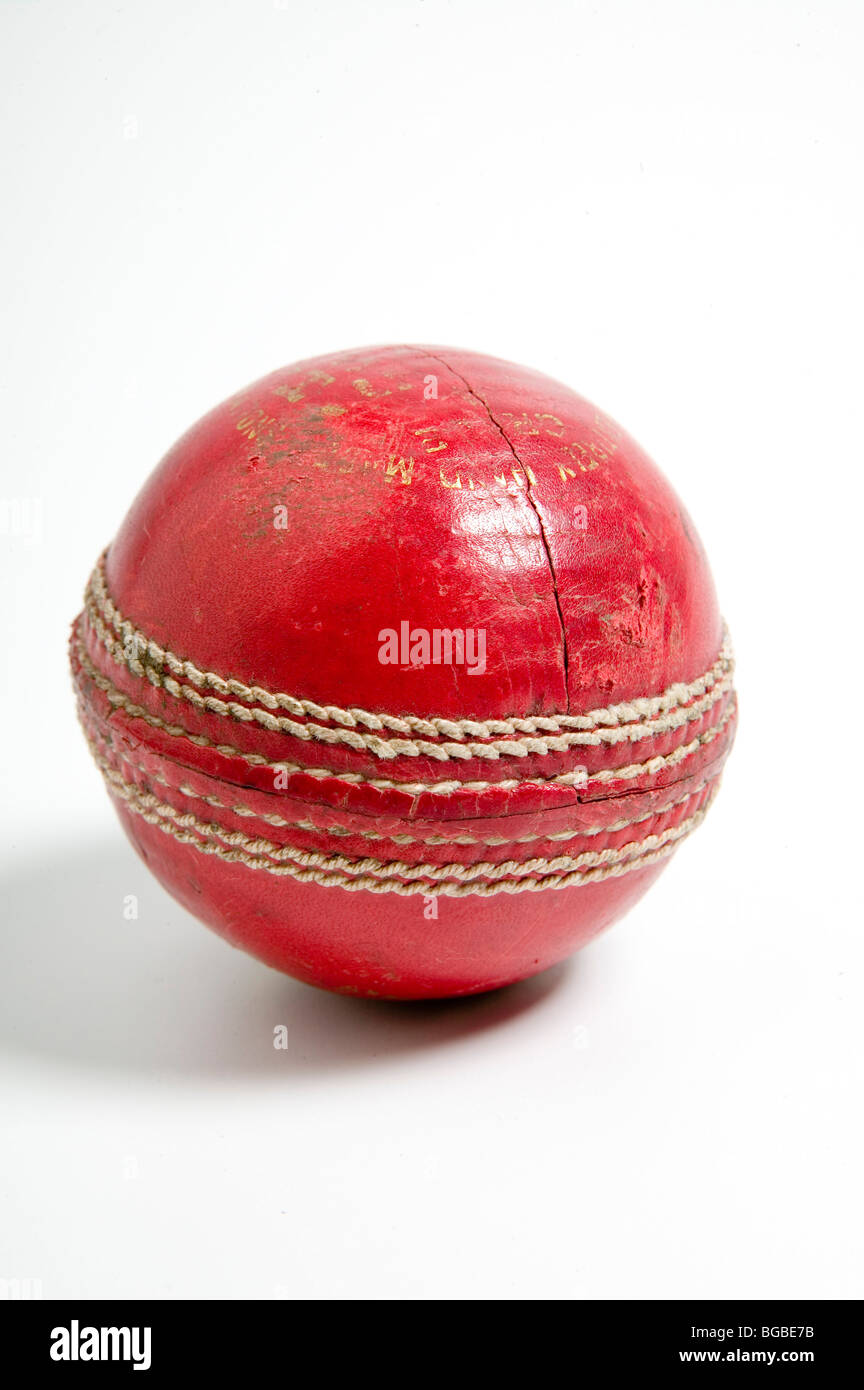 Rojo brillante bola de críquet Foto de stock