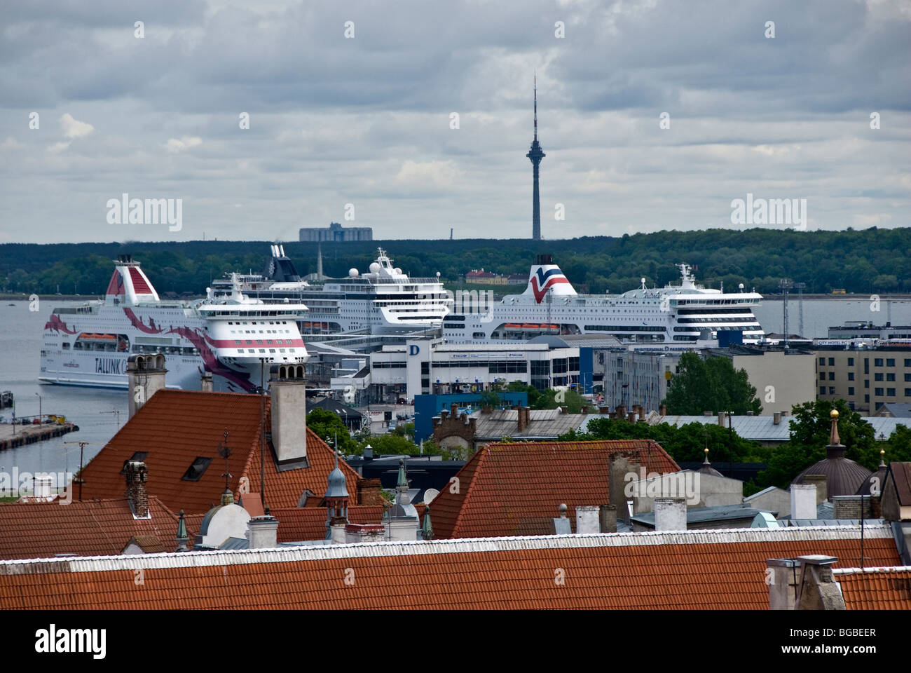 Vistas de Tallin, mostrando el puerto de cruceros y Ferries Foto de stock