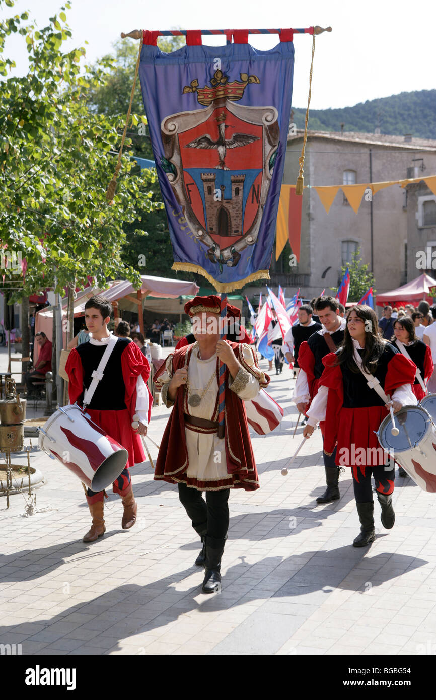 Tamborileros con trajes de época en la feria medieval de Besalú, Cataluña,  España Fotografía de stock - Alamy