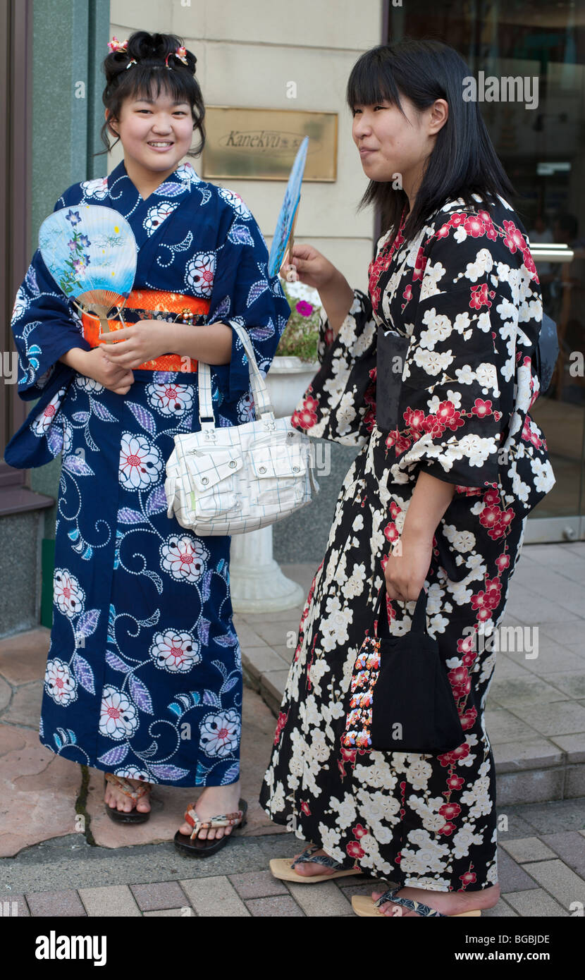 Las niñas en traje tradicional de verano, o yukata, con abanicos de papel  en un festival de verano, Japón Okaya, Prefectura de Nagano Fotografía de  stock - Alamy