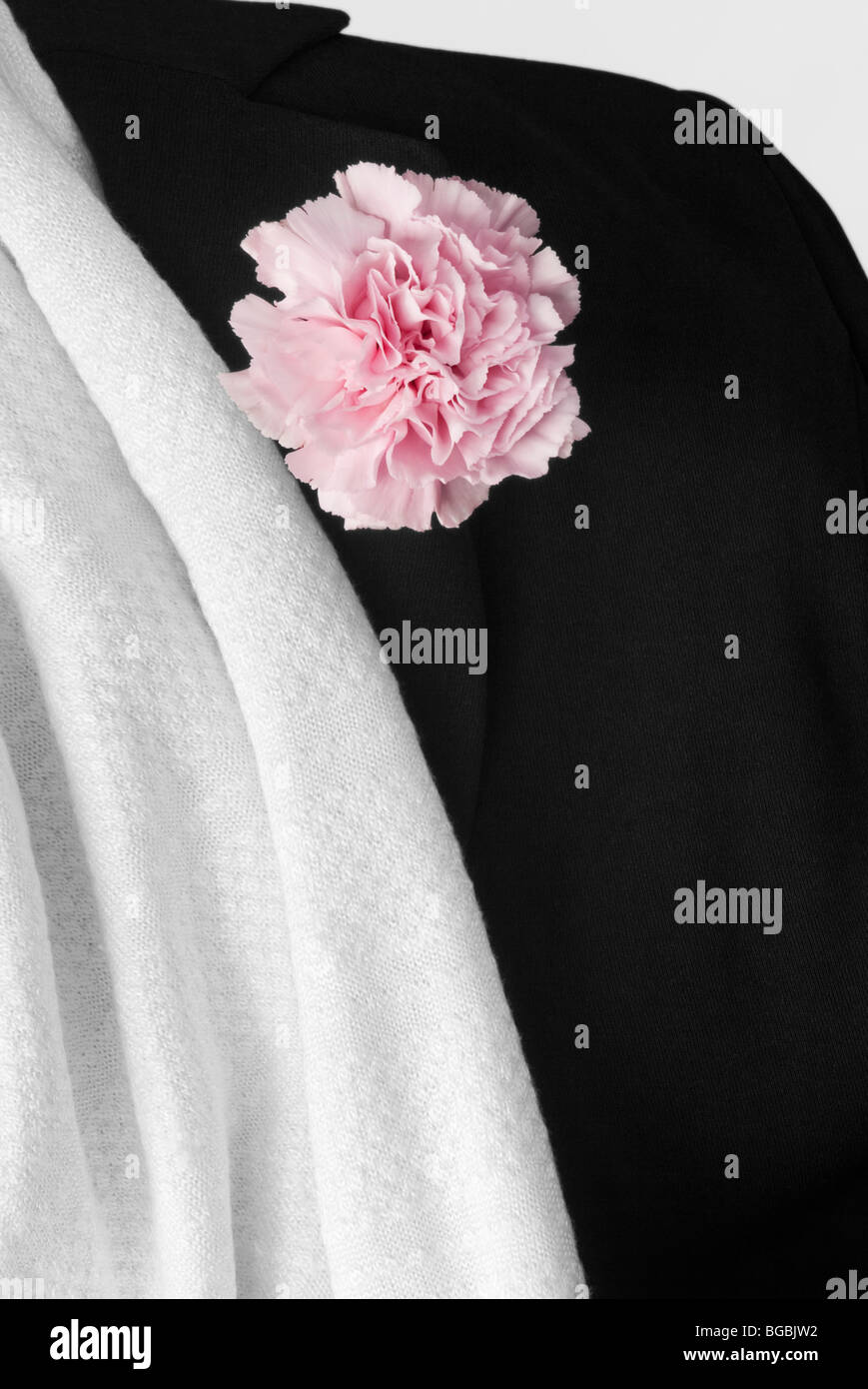 Chal blanco y chaqueta con flor en el ojal Foto de stock