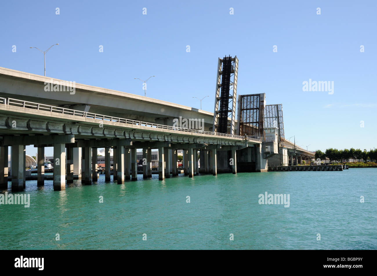 Puente abierto a lo largo de la Biscayne Bay, Miami, Florida Foto de stock