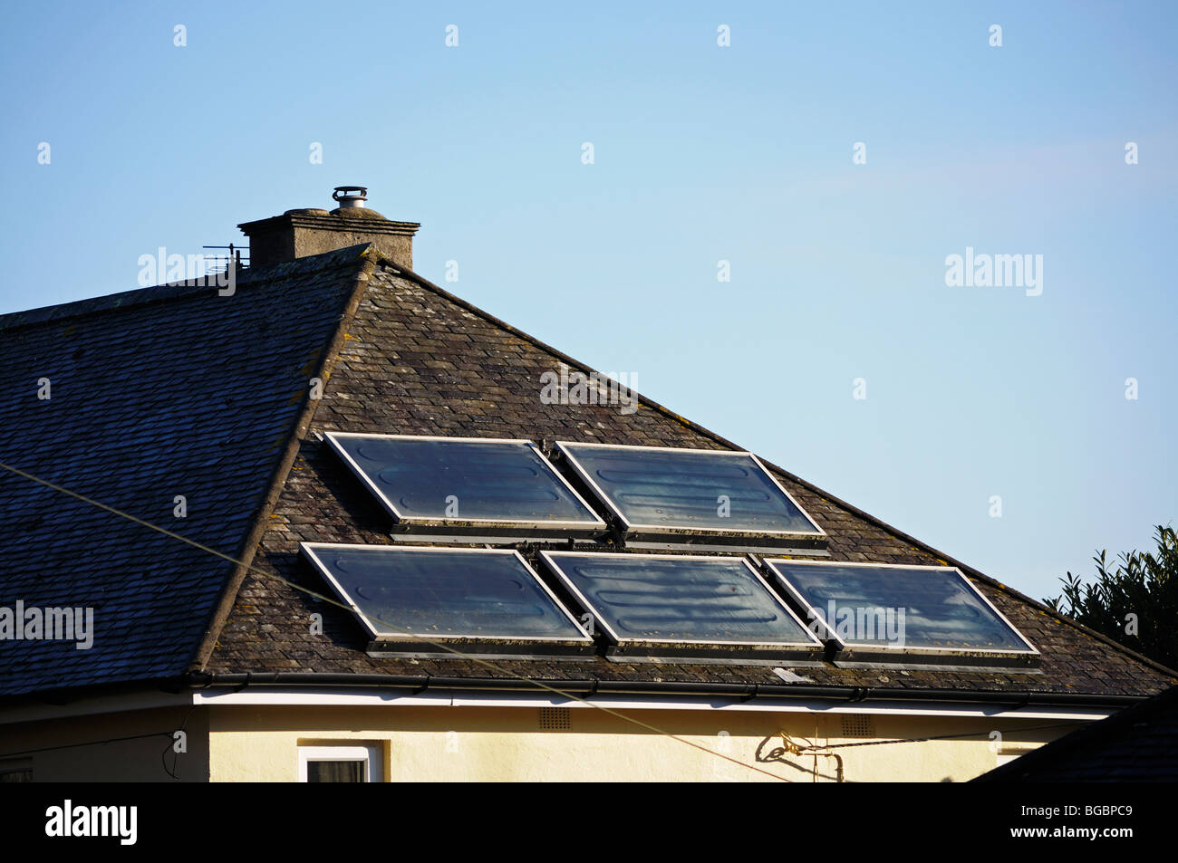 Paneles solares en el tejado de una casa en Bristol, Inglaterra, Reino Unido. Foto de stock