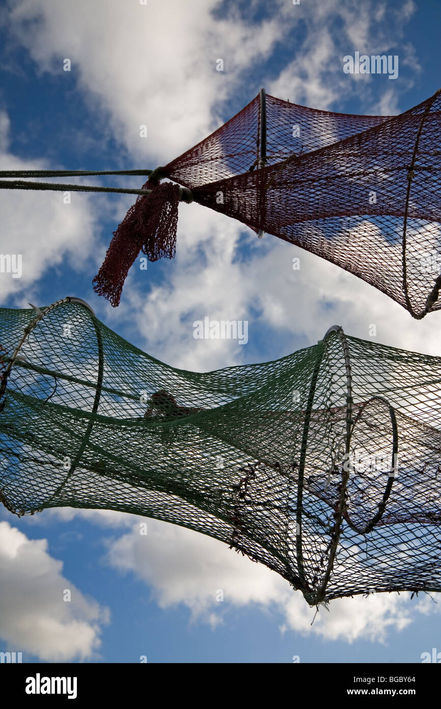 Trampa de peces de secado secado de sistemas de redes de tierra contra un cielo azul con nubes blancas. Foto de stock