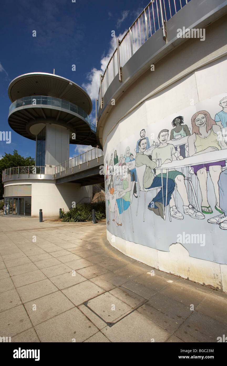 En Southend-on-Sea torre de observación con mural en primer plano Foto de stock