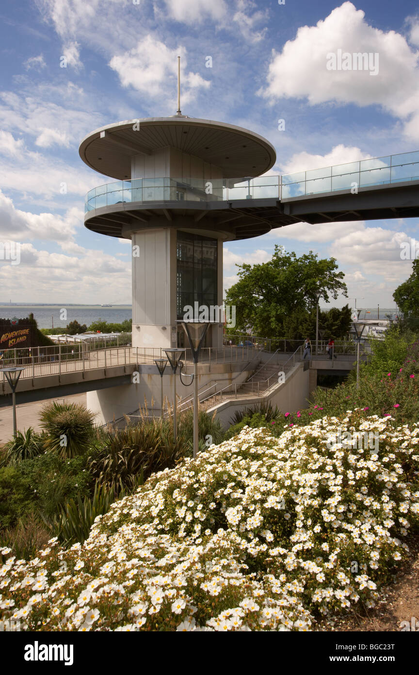 En Southend-on-Sea torre de observación con coloridas plantas en primer plano Foto de stock