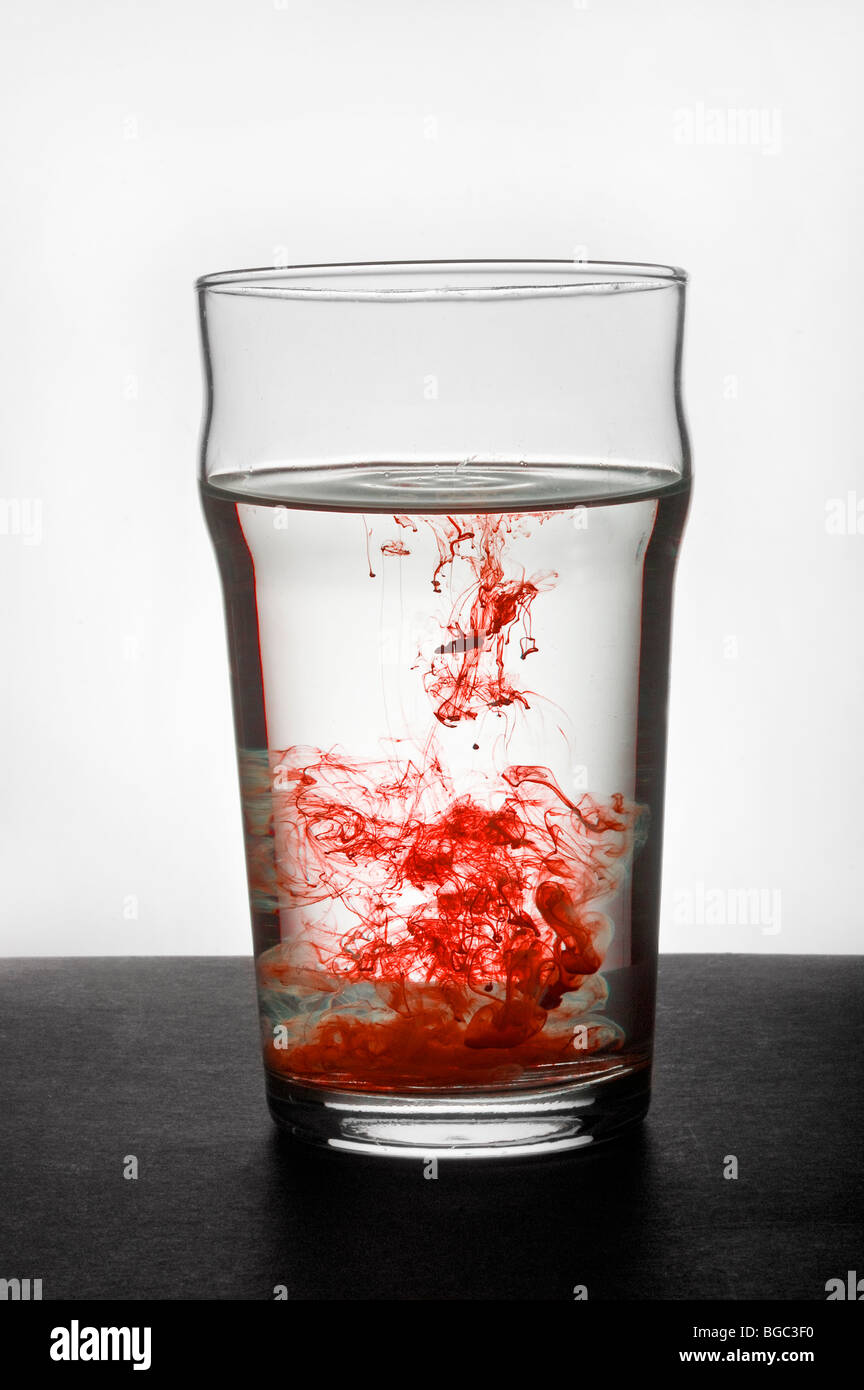 Goteo de sangre en un vaso de agua Fotografía de stock - Alamy