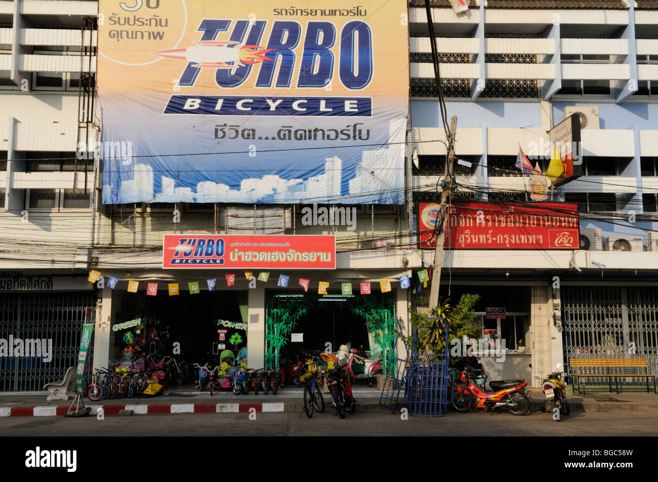 Tailandia, Surin; Escena callejera con tienda de bicicletas Turbo  Fotografía de stock - Alamy