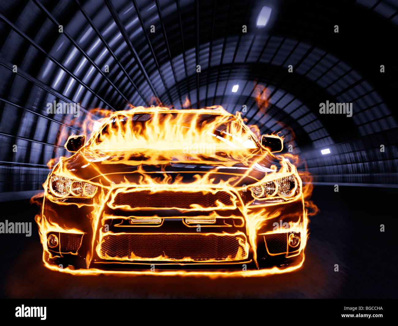 Licencia e impresiones en MaximImages.com - cubierto de llamas carreras de coches deportivos a lo largo de un túnel Foto de stock