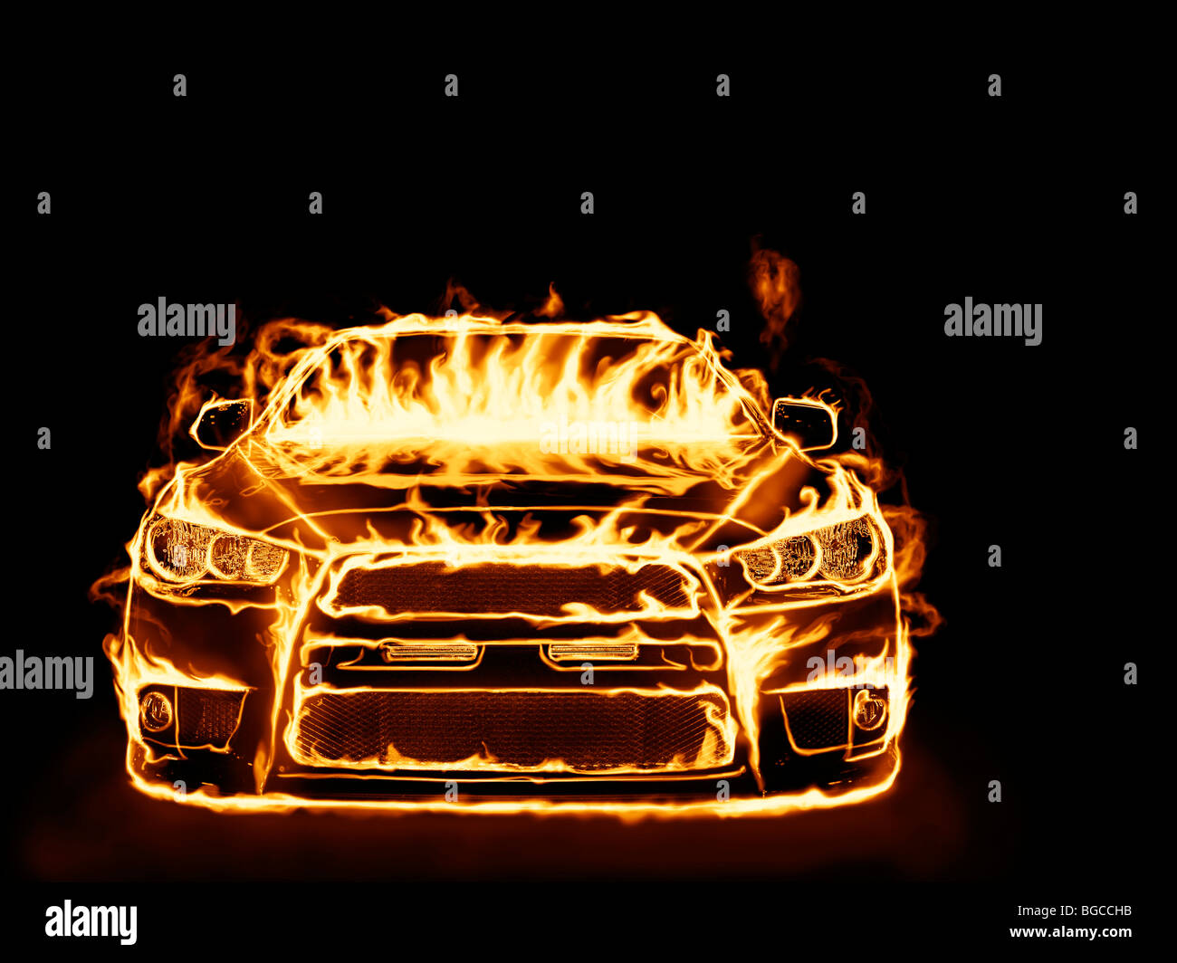 Licencia e impresiones en MaximImages.com - cubierto con llamas coche deportivo aislado sobre fondo negro Foto de stock