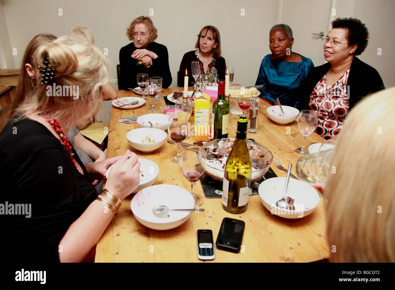 Grupo de adultos cenando juntos Foto de stock