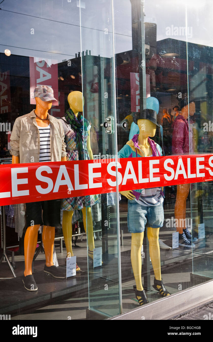 Gran 'venta' firmar encima de la ventana de una tienda de ropa, Toronto, Canadá Foto de stock