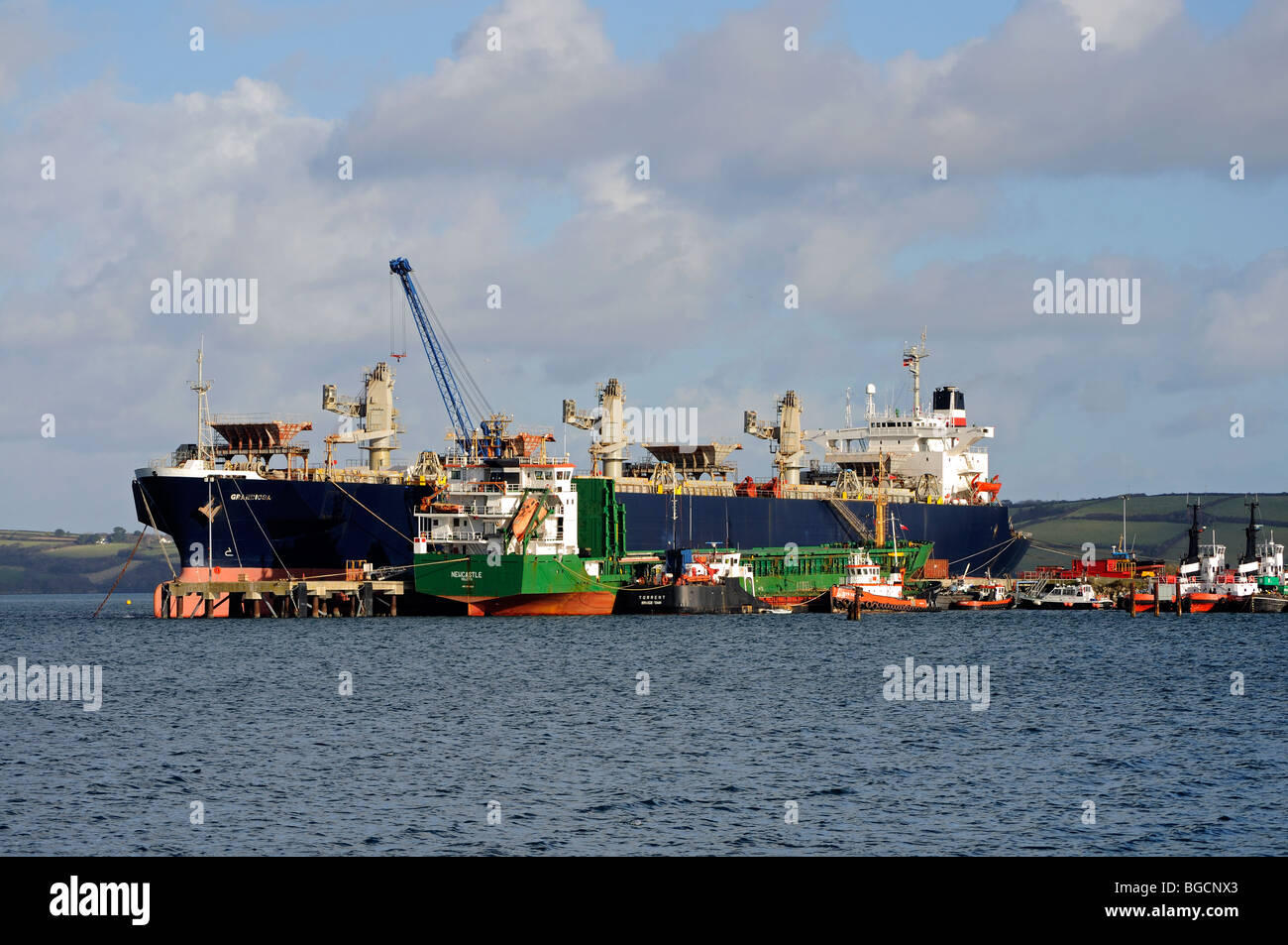 Un buque de carga en el muelle en Falmouth Harbour en Cornwall, Inglaterra, Reino Unido. Foto de stock