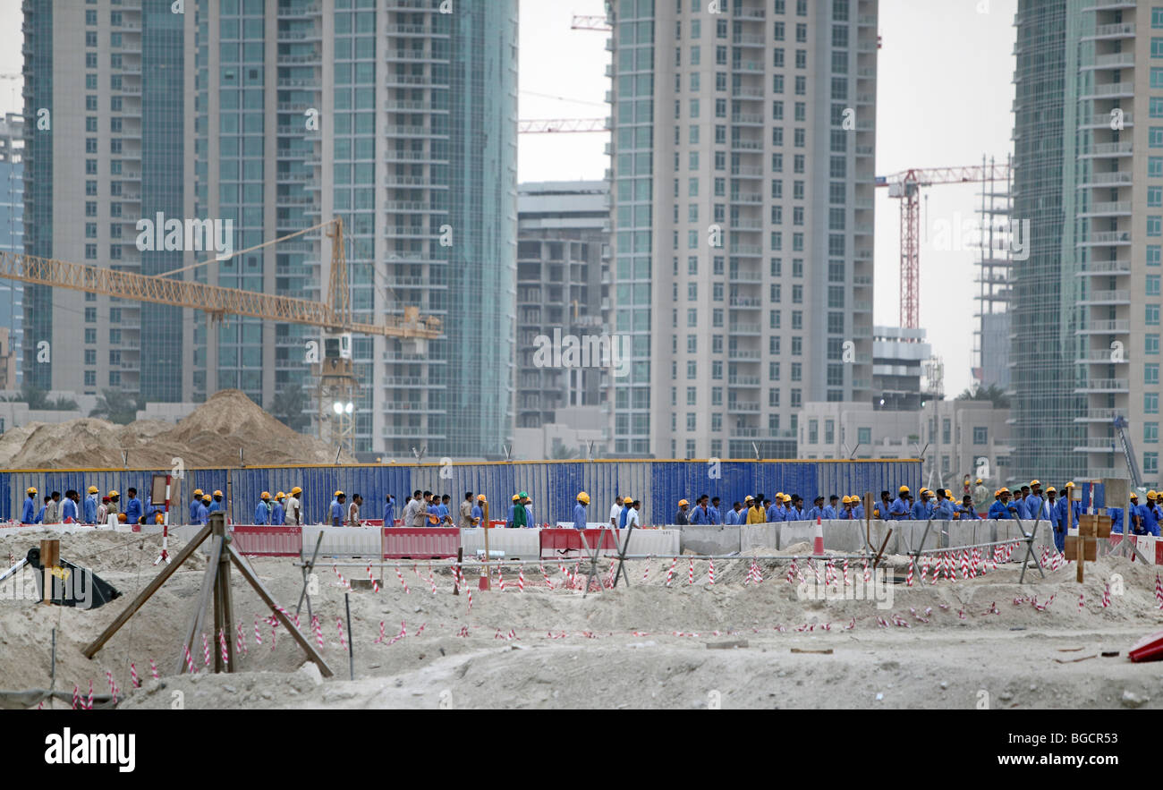 Los trabajadores de la construcción en el lugar de la construcción de Burj Dubai, Emiratos Árabes Unidos. Foto de stock