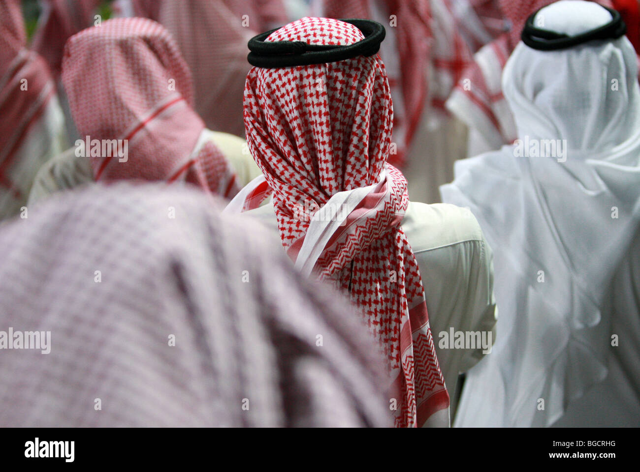 Hombres en trajes tradicionales, Dubai, Emiratos Árabes Unidos. Foto de stock