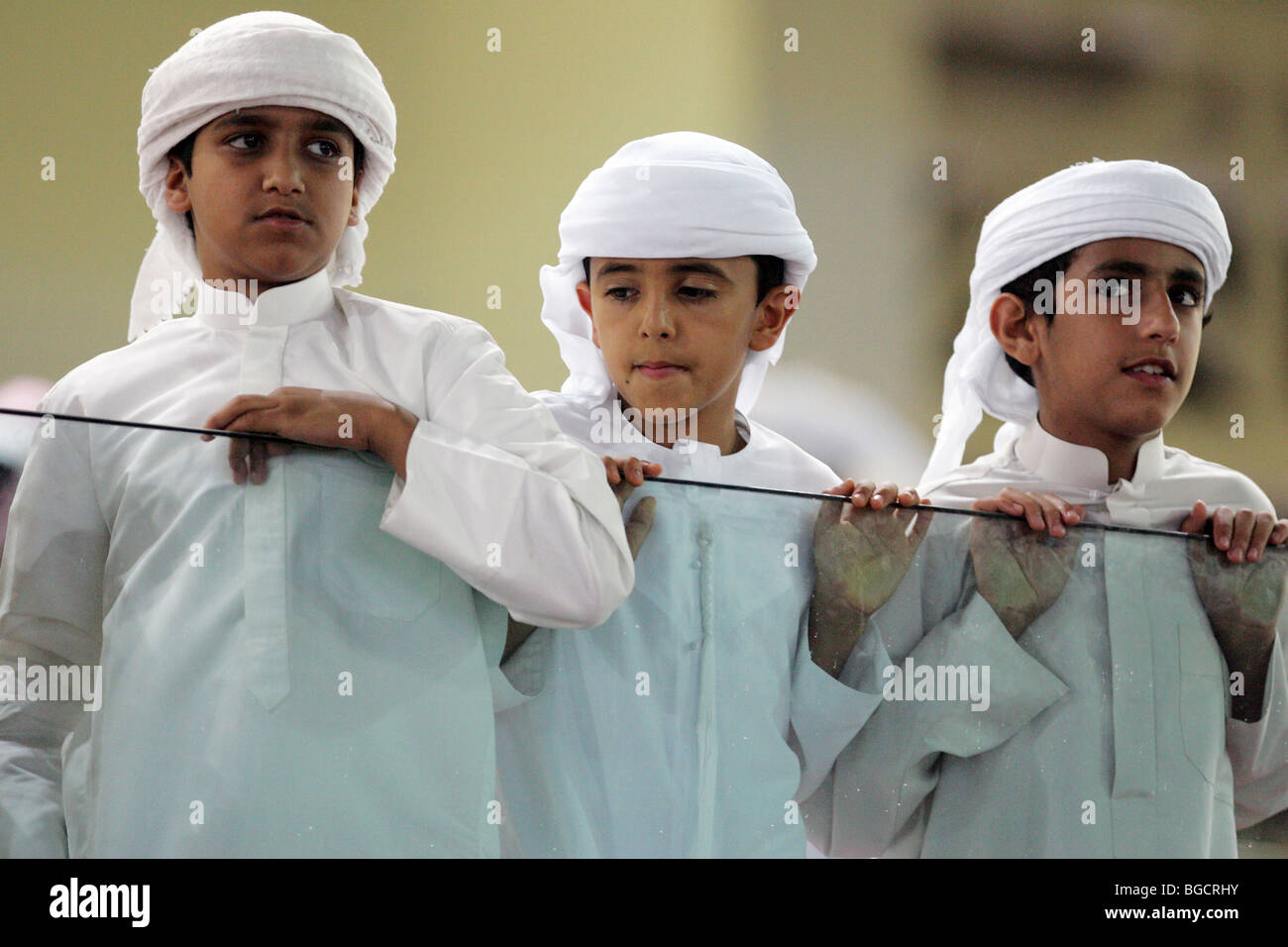 Los niños en trajes tradicionales, Dubai, Emiratos Árabes Unidos. Foto de stock