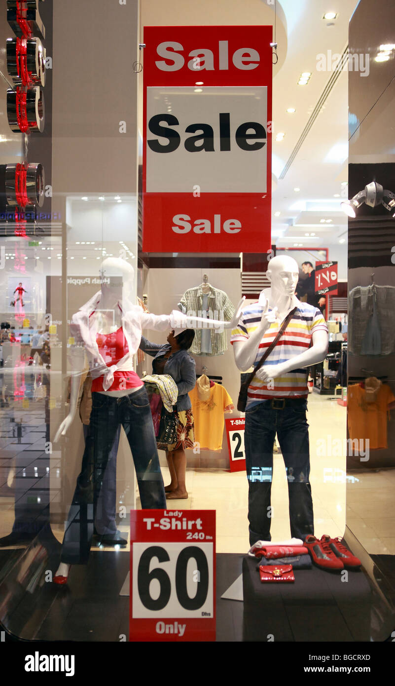 De venta en una tienda de ropa, Dubai, Emiratos Árabes Unidos. Foto de stock