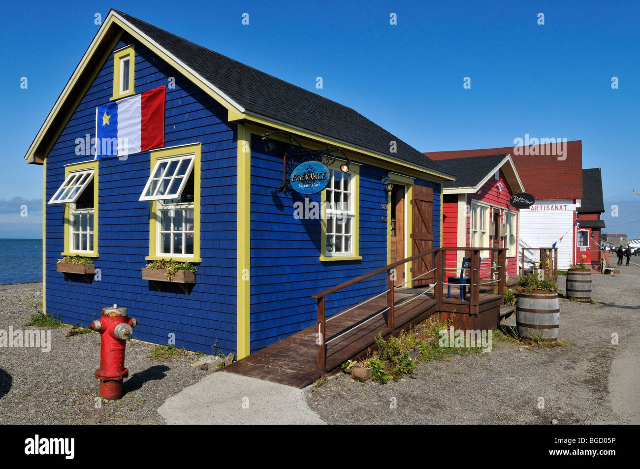 Coloridas casas de madera en la tumba, Ile du Havre Aubert, Iles de la