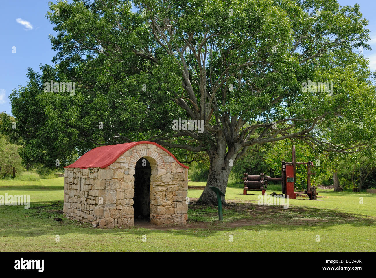 La histórica casa de guardia con una vuelta de arco de entrada y presione la caña de azúcar, Raíces capricho Museum, isla de St. Croix, Islas Vírgenes de EE.UU. Foto de stock