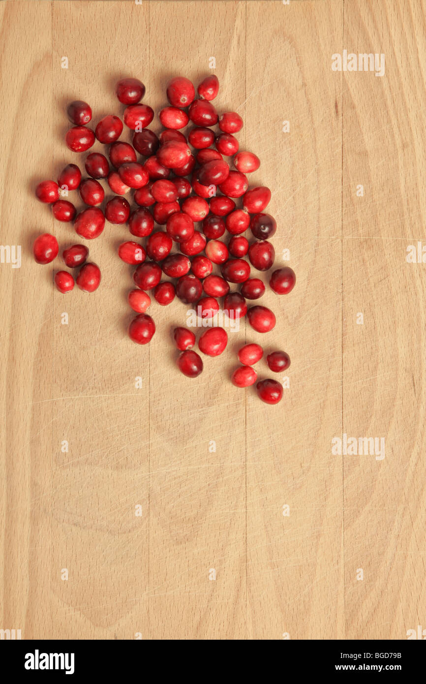 Las materias de arándanos sobre una tabla de cortar de madera Foto de stock