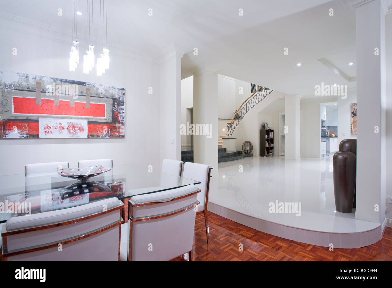 Casa de lujo comedor interior con vistas a la escalera y pasillo Foto de stock