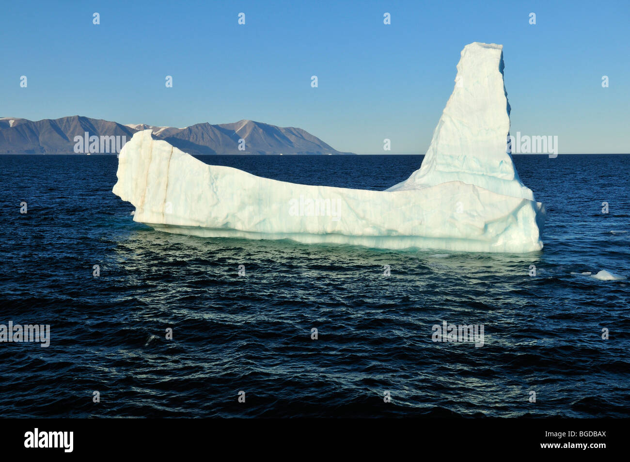 Iceberg a la deriva a través del Lancaster Sound, Isla de Devon, el Pasaje del Noroeste, Nunavut, Canadá, Arctic Foto de stock