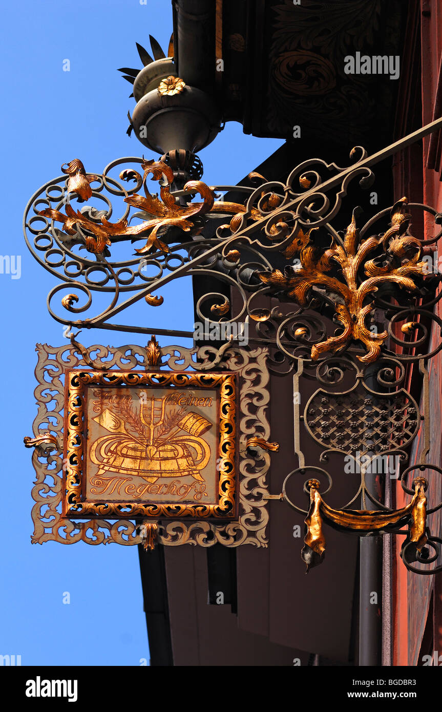 Hierro forjado antiguo pub signo, Kleiner Meyerhof, Rathausgasse 27, Freiburg im Breisgau, Baden-Wurtemberg, Alemania, Europa Foto de stock