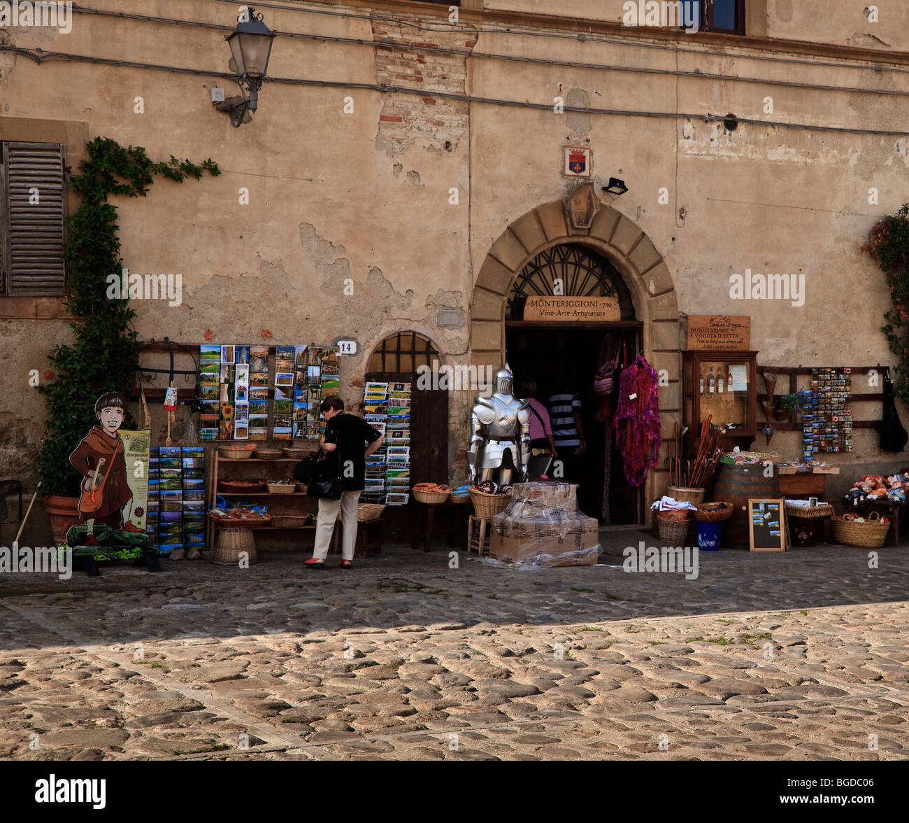 Una tienda turística en Piazza Roma, Monteriggioni, Toscana, Italia Foto de stock