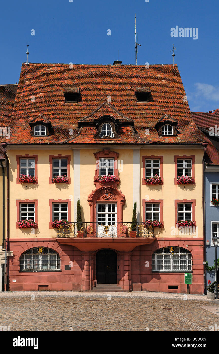 Altes Buergerhaus edificio desde 1775, mercado, Endingen am Kaiserstuhl, Baden-Wurtemberg, Alemania, Europa Foto de stock