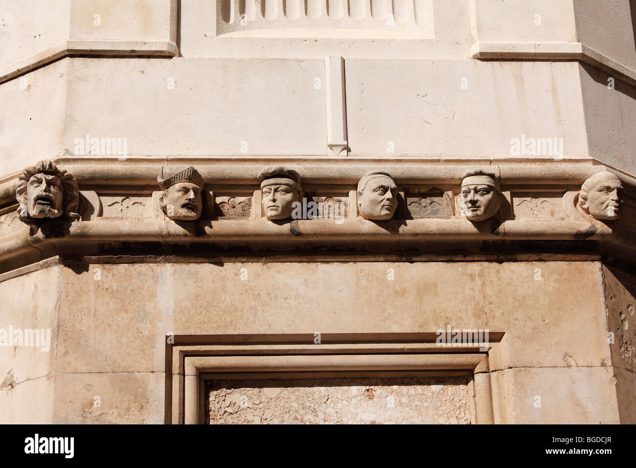 Los jefes de retrato en la pared exterior de la Catedral de San Jacobo, Katedrala sv. Jakova, Sibenik, Dalmacia, Mar Adriático, Croati Foto de stock