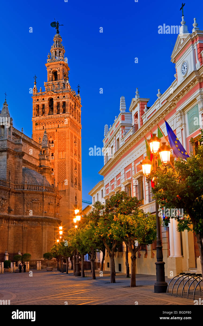 La Catedral de Sevilla y La Giralda (torre campanario/minarete), un sitio de Patrimonio Mundial de la UNESCO, visto desde la Plaza del Triunfo al atardecer Foto de stock