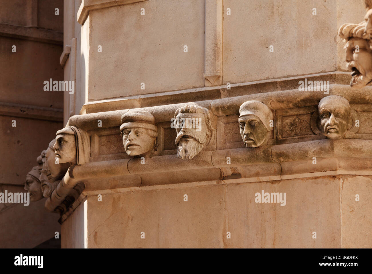 Los jefes de retrato en la pared exterior de la Catedral de San Jacobo, Katedrala sv. Jakova, Sibenik, Dalmacia, Mar Adriático, Croati Foto de stock
