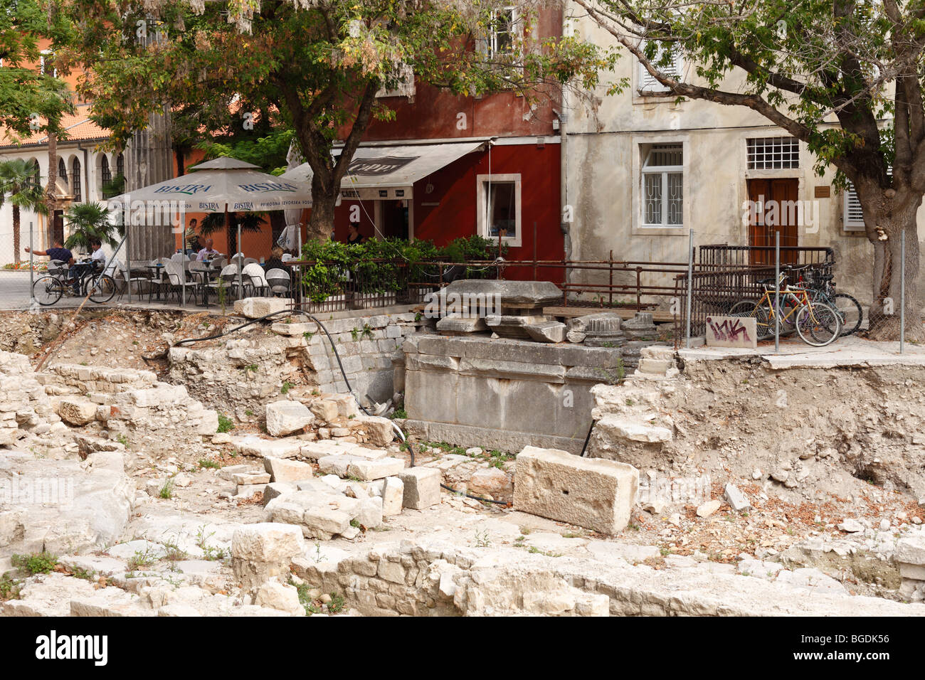 Las excavaciones en la plaza de cinco pozos, Trg pet bunara, casco antiguo de la ciudad de Zadar, Dalmacia, Croacia, Europa Foto de stock