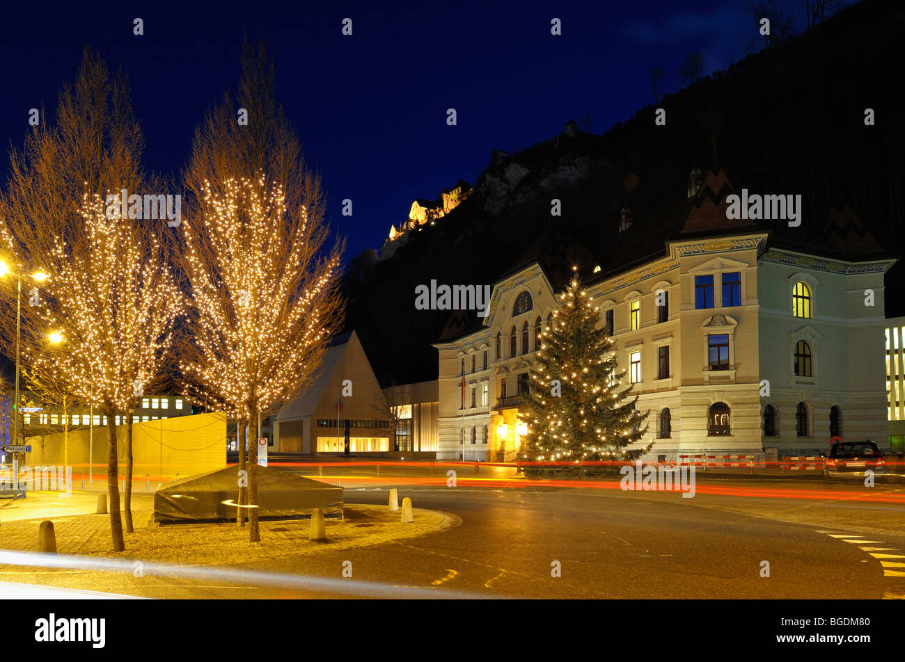 Antiguo y nuevo edificio del gobierno y el castillo principesco, Vaduz Liechtenstein LI Foto de stock