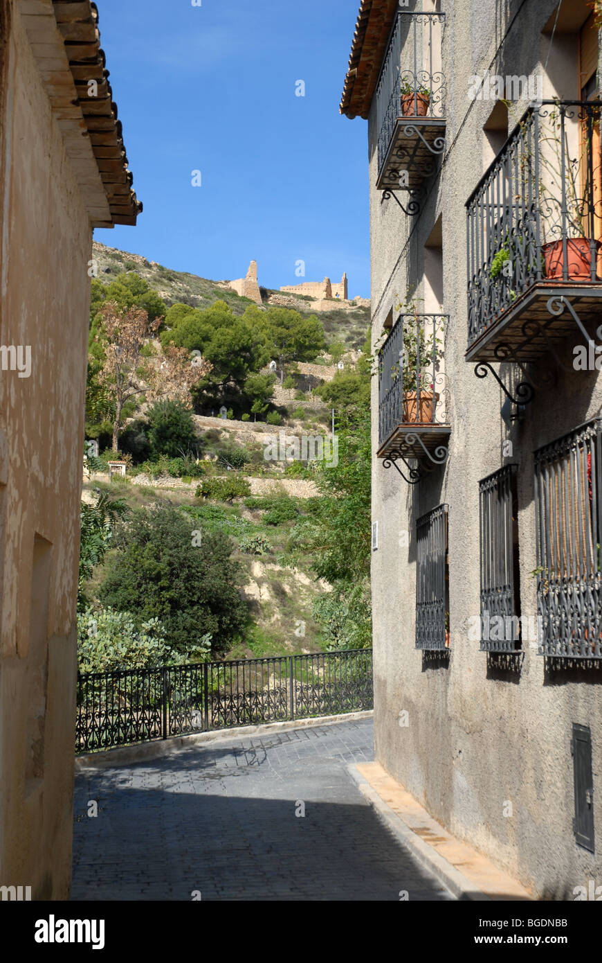 Escena en la calle y vistas a las ruinas del castillo en la colina, aldea  de Relleu, provincia de Alicante, Comunidad Valenciana, España Fotografía  de stock - Alamy