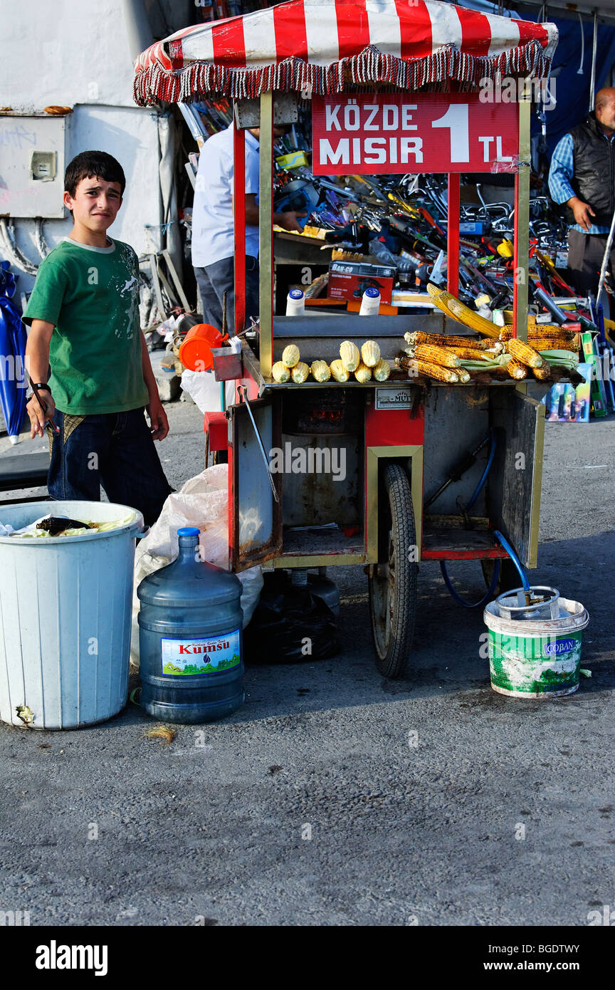 Un joven vendedor ambulante en un mercado callejero de Estambul Foto de stock