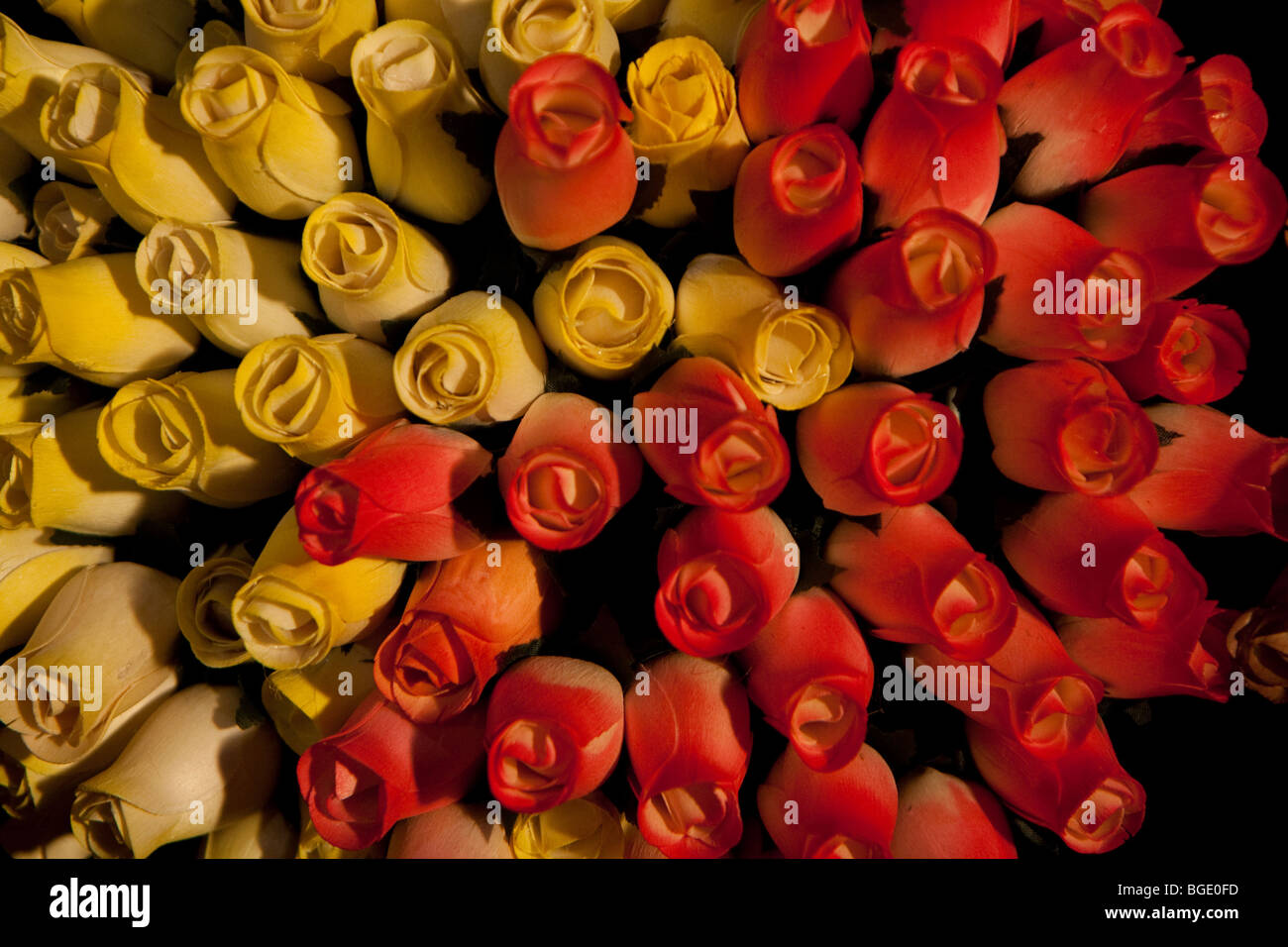 Flores rosas de madera de diferentes colores, rojo, naranja, rosa, verde, morado, azul, cal Fotografía de stock - Alamy Flores rosas de madera de diferentes colores, rojo, naranja, rosa, verde, morado, azul, cal Fotografía de stock - Alamy
