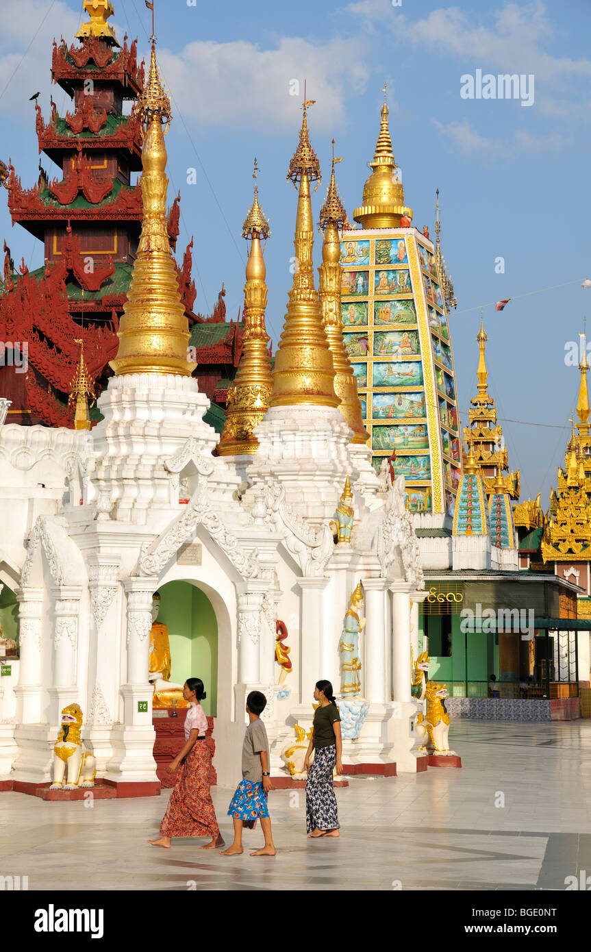 Las estupas, la Pagoda Shwedagon, en Yangon, Birmania, Myanmar Foto de stock