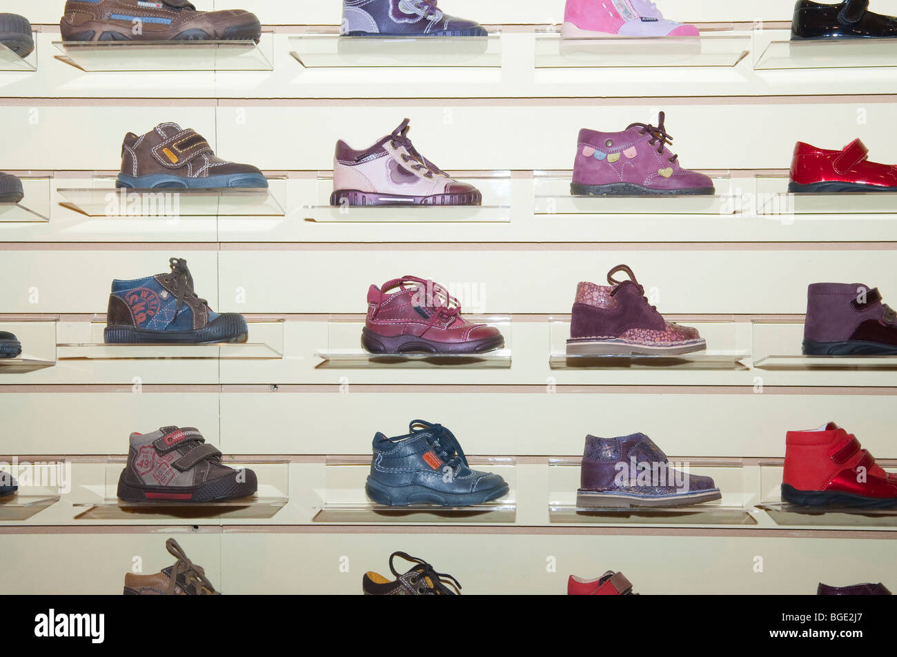 Los zapatos para niños a la venta en una tienda de zapatos tienda Uk  Fotografía de stock - Alamy