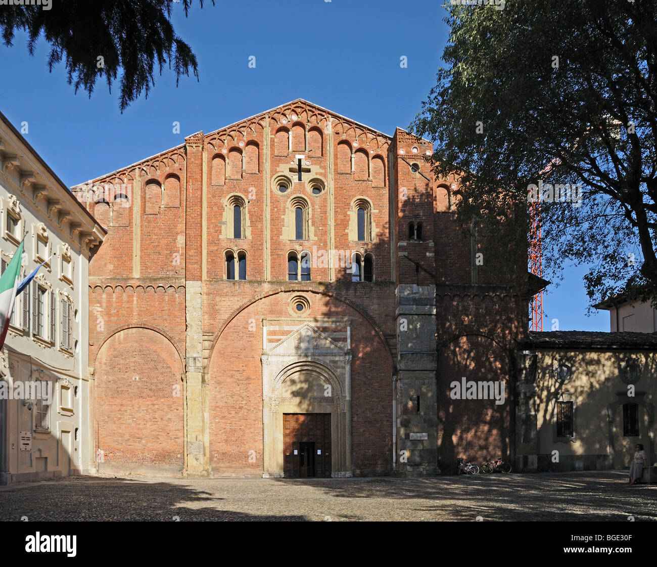 Fachada de ladrillo de la Iglesia de San Francesco Pavia Lombardía Italia en horas de la tarde el sol Iglesia de San Francisco Foto de stock