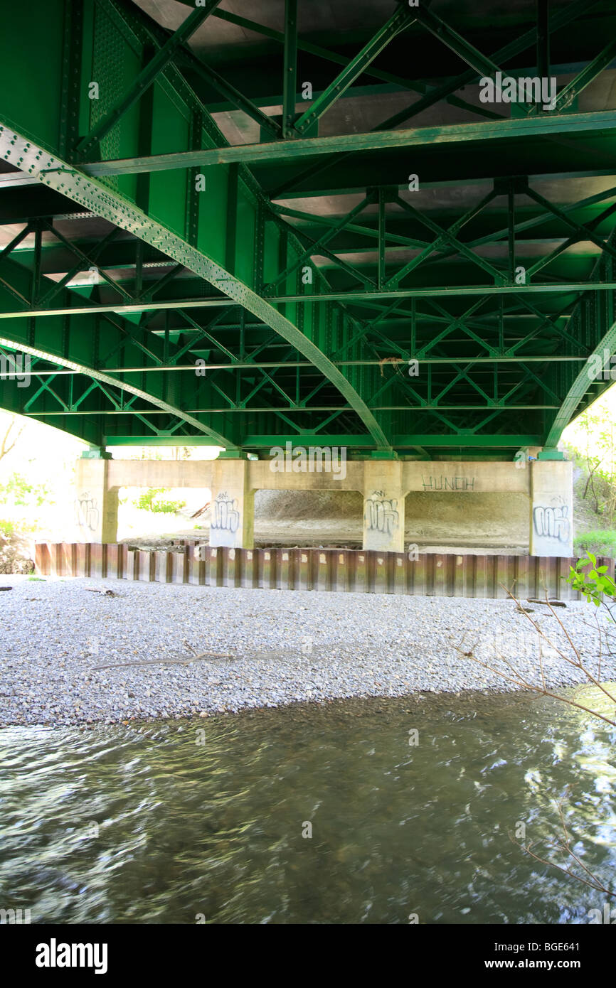 Debajo del puente arroyo de agua Foto de stock
