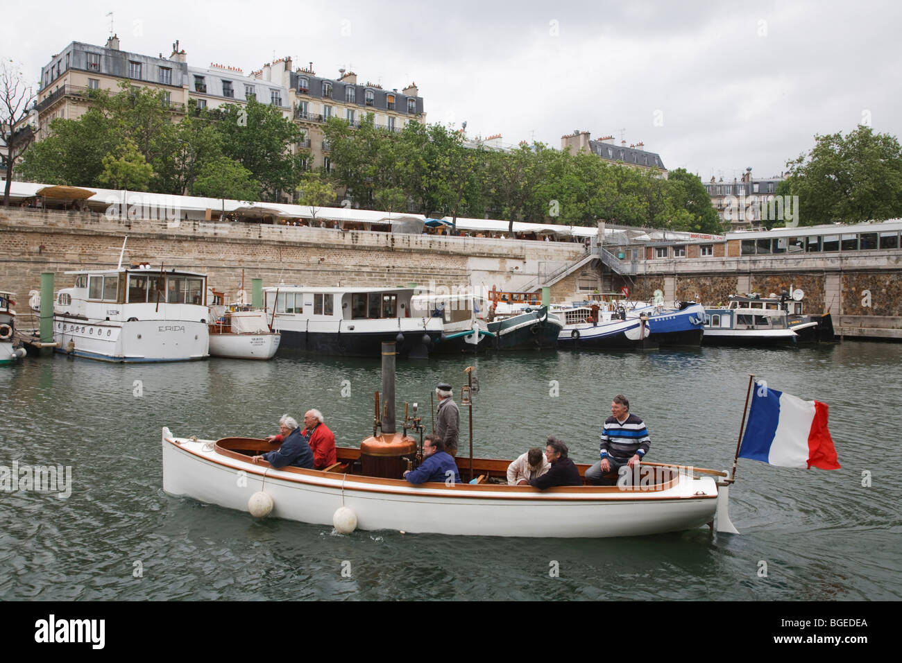 Barco de vapor tradicional en el Port de l'Arsenal en París, Francia Foto de stock