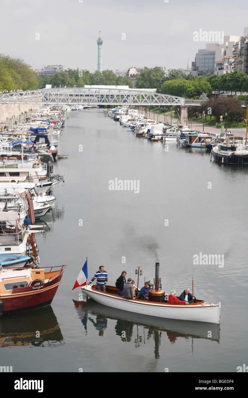 Barco de vapor tradicional en el Port de l'Arsenal en París, Francia Foto de stock