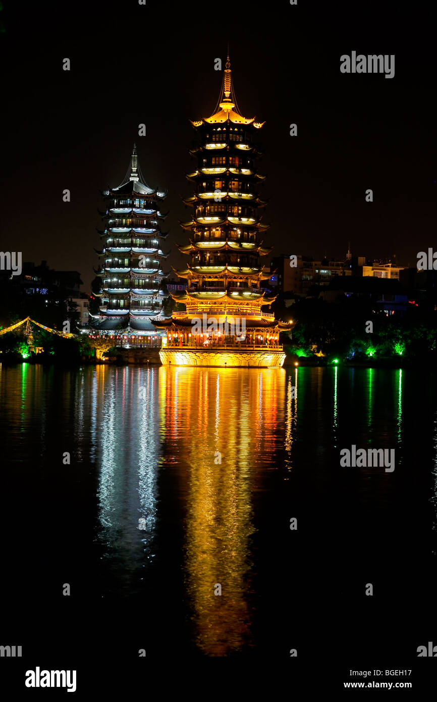 Pagodas coloridas que representan el sol y la luna, el lago de abeto, Guilin, China Foto de stock