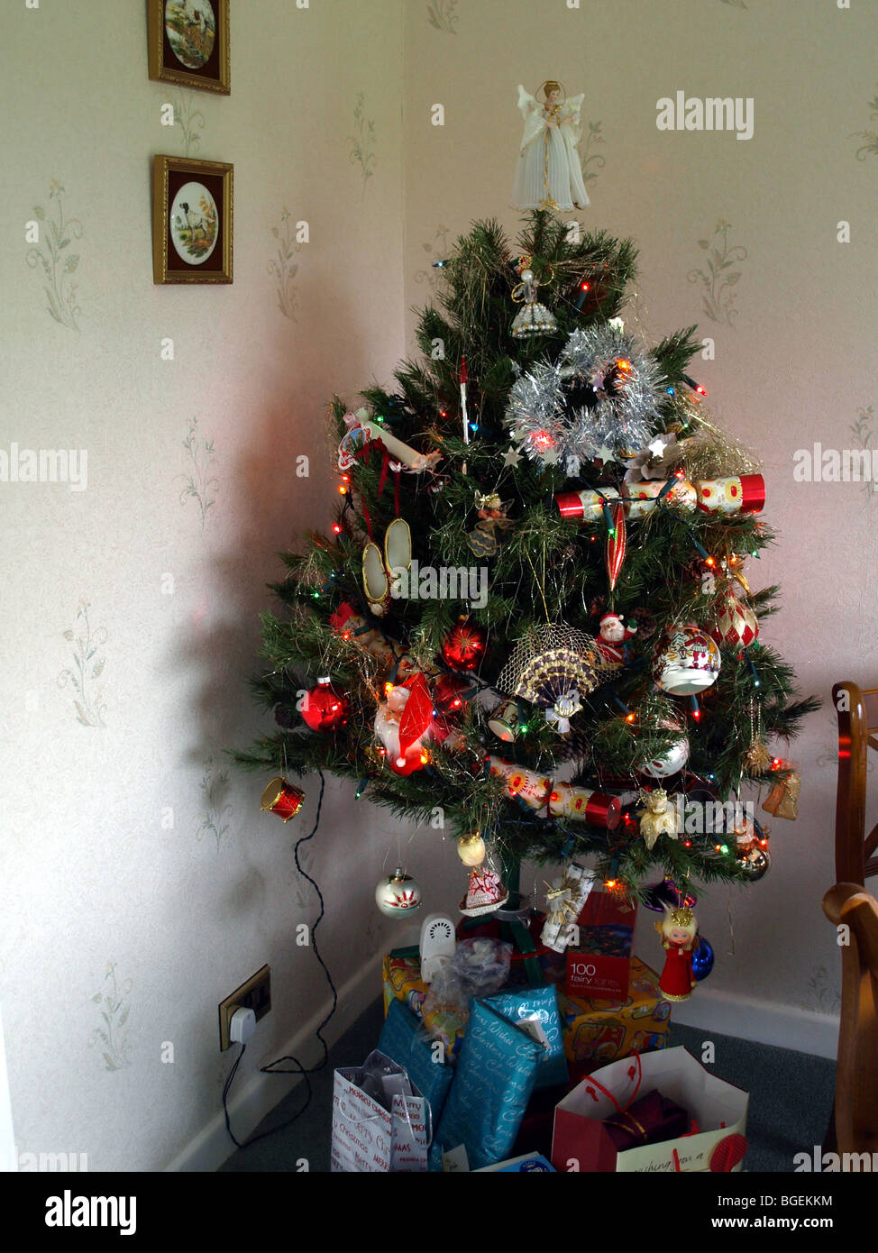 Un árbol de Navidad de la familia en la esquina de la sala con los regalos  Fotografía de stock - Alamy