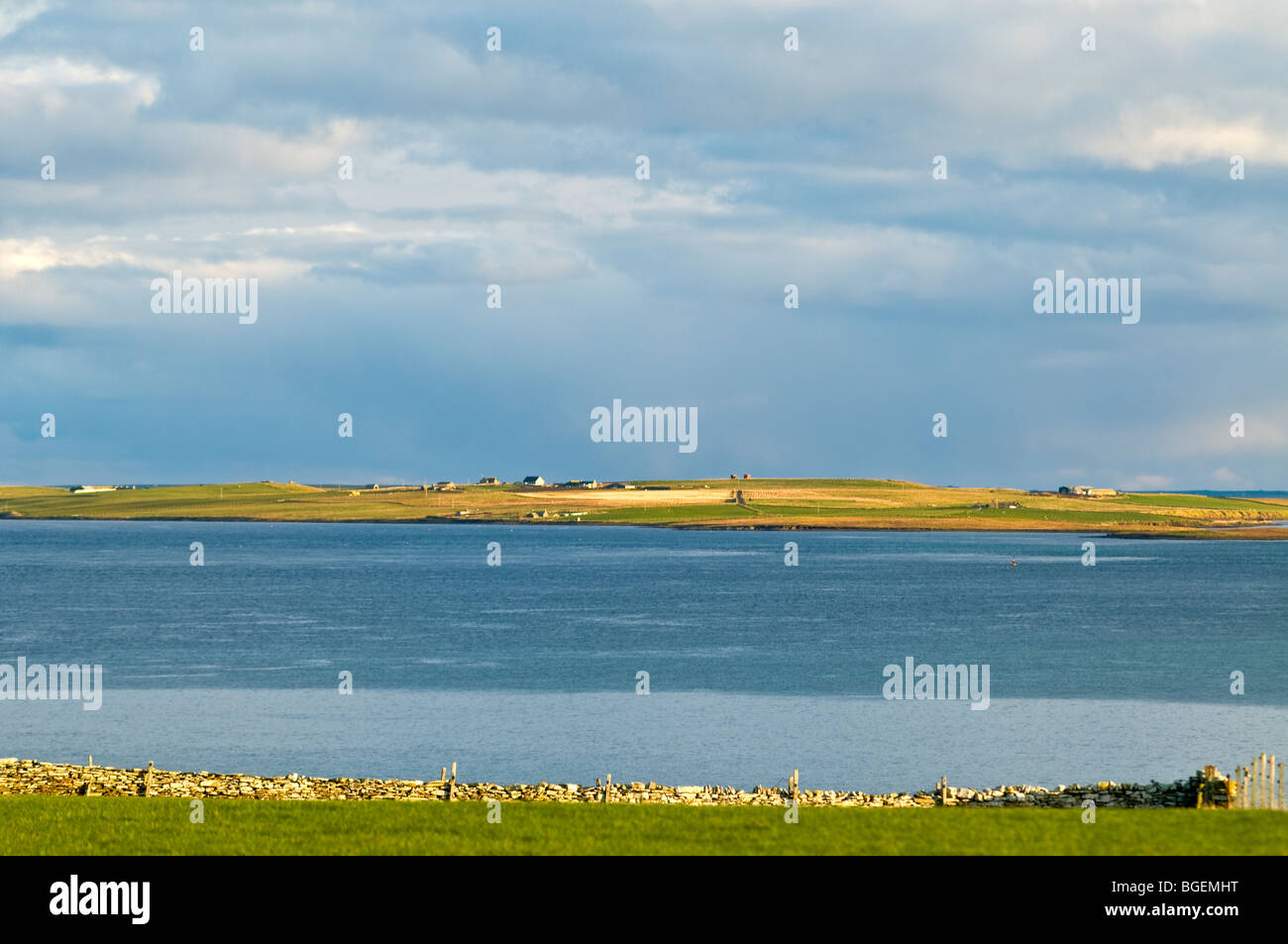 La pequeña isla de Orkney Wyre desde Gurness en las orillas del norte del continente Orkney OCS 5789 Foto de stock