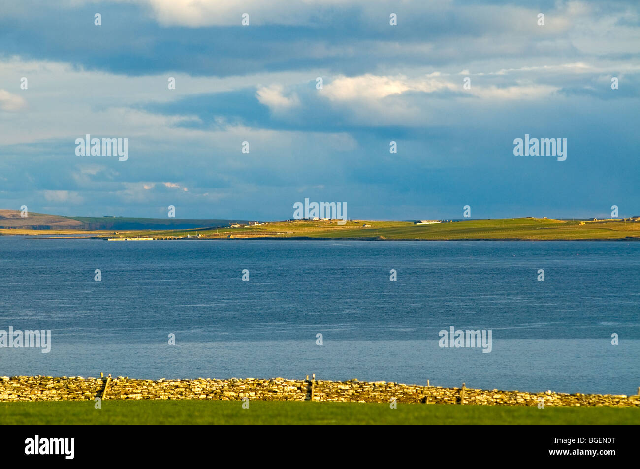 La pequeña isla de Orkney Wyre desde Gurness en las orillas del norte del continente Orkney OCS 5788 Foto de stock